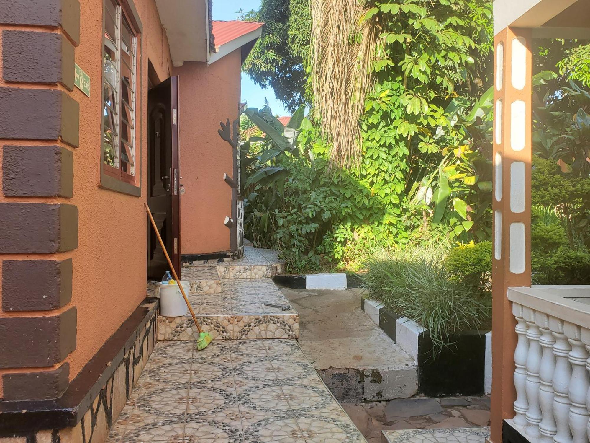 Gorilla African Guest House Entebbe Kültér fotó