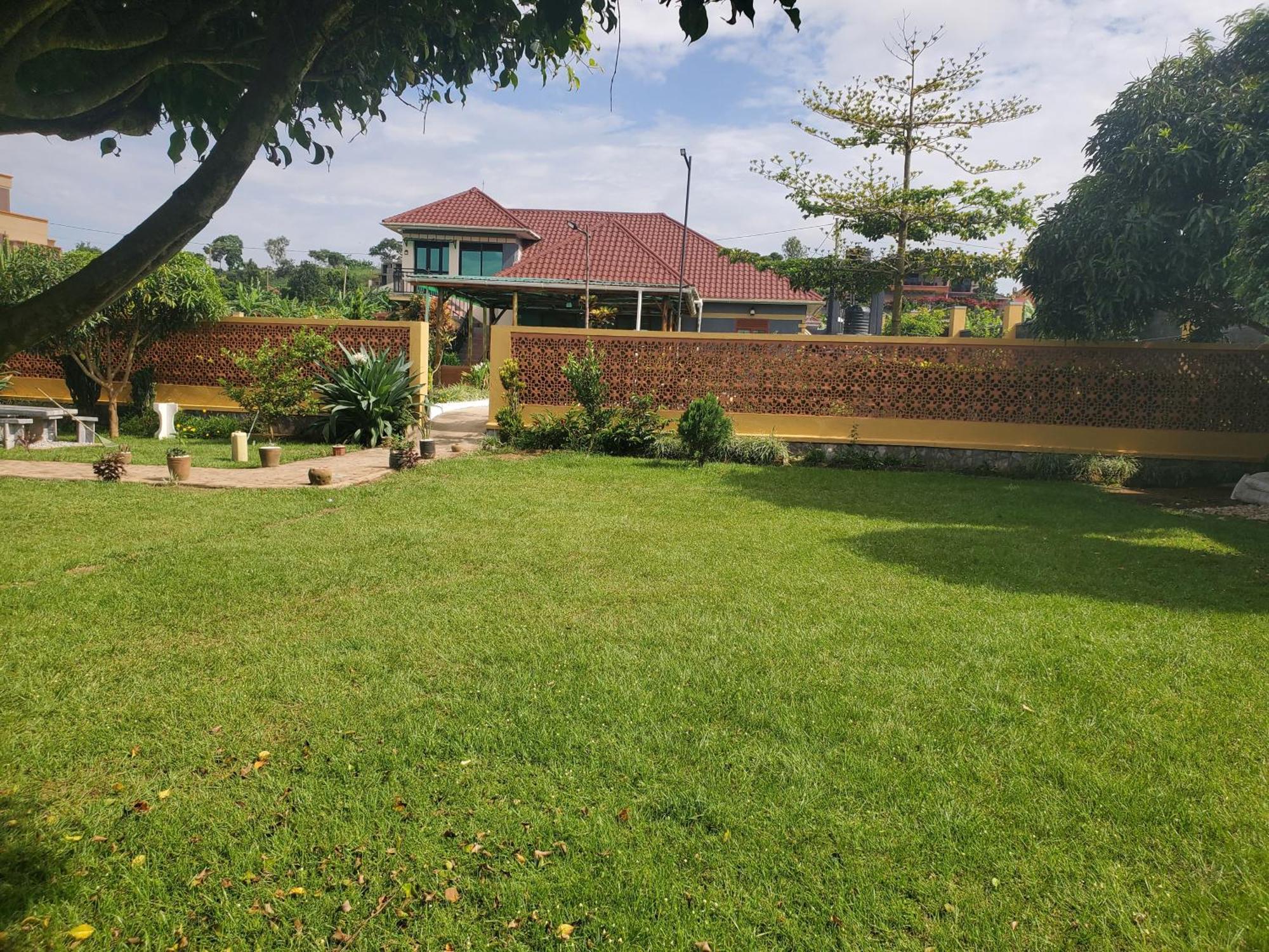 Gorilla African Guest House Entebbe Kültér fotó
