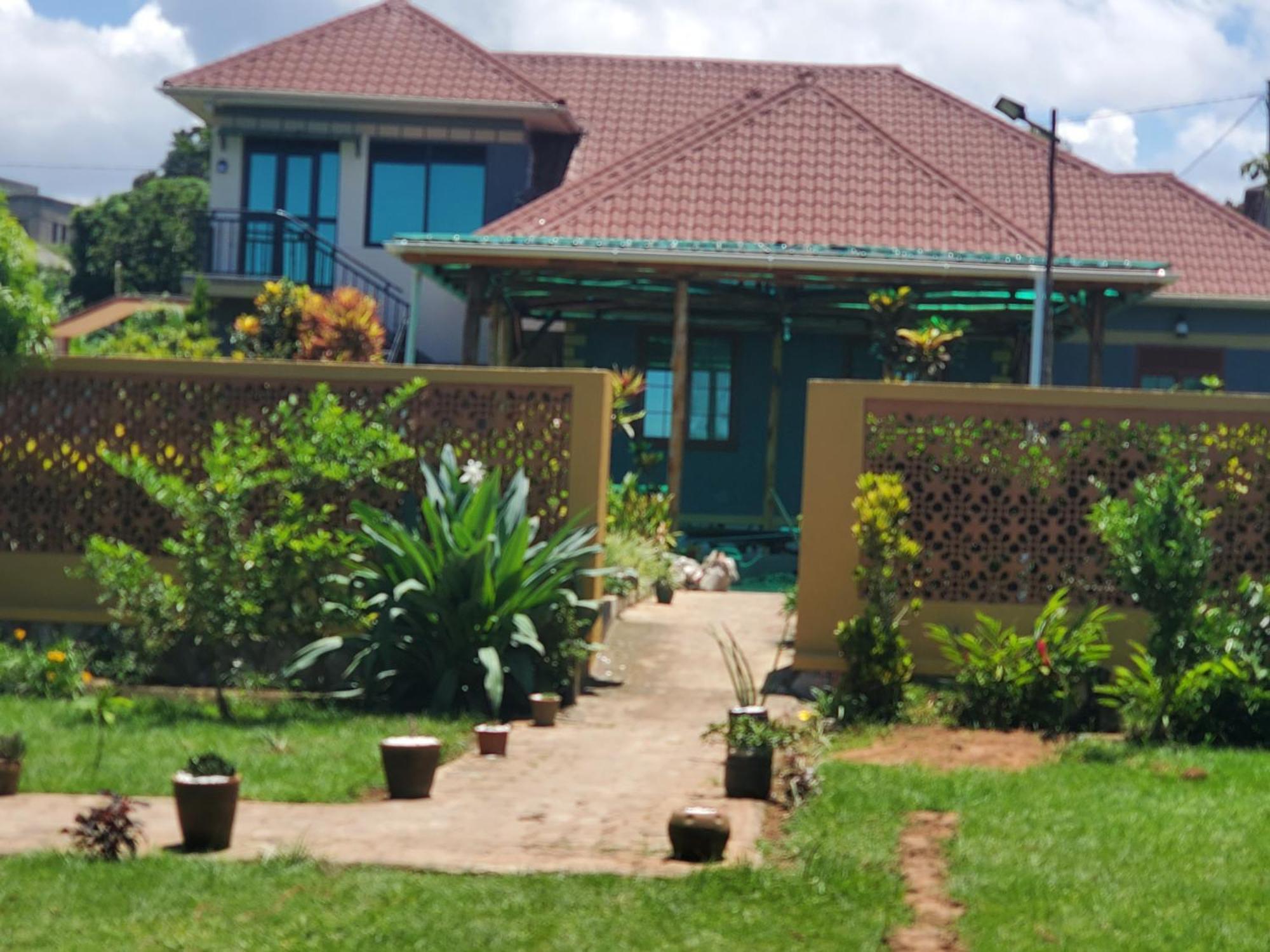Gorilla African Guest House Entebbe Kültér fotó