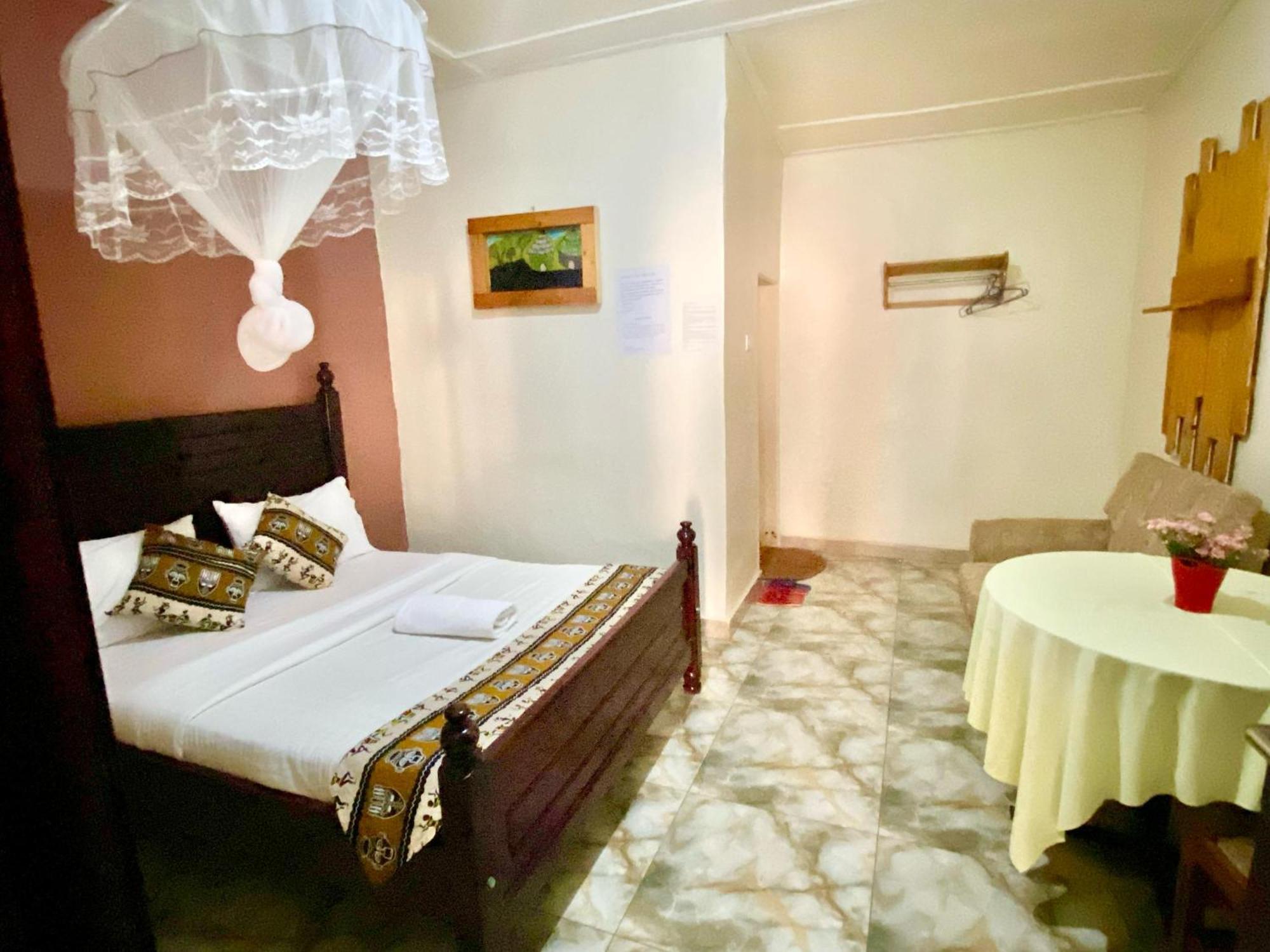 Gorilla African Guest House Entebbe Kültér fotó